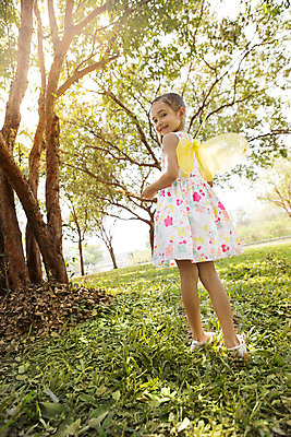 포토 JPG 주간 전신 외국인 나무 해외기획촬영 원피스 여자 행복 여유 어린이 날개 자연 놀이 요정 2014년태국 한명 서기 미소 사람 소녀 잔디 야외 뒷모습 10대 햇빛 뒤돌아보기 숲속 즐거움 소꿉놀이 날개옷 여자만 여자한명만 소녀만 국내포토 자연요소 식물 1 옷 감정 뷰포인트 모션 청소년 표정 인종 태양 숲 생태계 어린이만 파일형식
