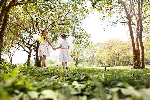 포토 JPG 주간 전신 외국인 나무 해외기획촬영 원피스 여자 행복 여유 어린이 날개 자연 놀이 요정 2014년태국 사람 소녀 잔디 야외 두명 뒷모습 10대 친구 걷기 손잡기 뒤돌아보기 숲속 즐거움 소꿉놀이 날개옷 여자만 소녀만 국내포토 자연요소 식물 옷 감정 뷰포인트 관계 모션 청소년 인종 숲 생태계 어린이만 파일형식