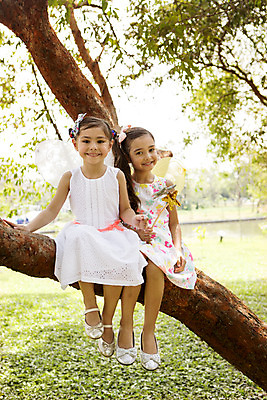 포토 JPG 주간 전신 외국인 나무 해외기획촬영 원피스 여자 행복 여유 어린이 날개 자연 놀이 요정 2014년태국 미소 사람 앉기 소녀 잔디 야외 두명 앞모습 10대 친구 숲속 즐거움 소꿉놀이 날개옷 여자만 소녀만 국내포토 자연요소 식물 옷 감정 뷰포인트 관계 모션 청소년 표정 인종 숲 생태계 어린이만 파일형식