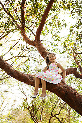 포토 JPG 주간 전신 외국인 나무 해외기획촬영 원피스 여자 행복 여유 어린이 자연 놀이 요정 2014년태국 한명 미소 사람 앉기 소녀 야외 앞모습 10대 숲속 즐거움 소꿉놀이 날개옷 여자만 여자한명만 소녀만 국내포토 자연요소 식물 1 옷 감정 뷰포인트 모션 청소년 표정 인종 숲 생태계 어린이만 파일형식