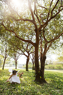 포토 JPG 주간 전신 외국인 나무 해외기획촬영 원피스 여자 행복 여유 어린이 날개 자연 놀이 2014년태국 한명 들기 사람 앉기 소녀 잔디 야외 앞모습 10대 햇빛 바구니 숲속 즐거움 소꿉놀이 날개옷 여자만 여자한명만 소녀만 줍기 국내포토 자연요소 식물 1 옷 감정 뷰포인트 모션 청소년 인종 태양 숲 생태계 어린이만 파일형식