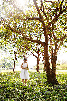 포토 JPG 주간 전신 외국인 나무 해외기획촬영 원피스 여자 행복 여유 어린이 날개 자연 놀이 2014년태국 한명 서기 들기 사람 소녀 잔디 야외 앞모습 10대 햇빛 바구니 숲속 즐거움 소꿉놀이 날개옷 여자만 여자한명만 소녀만 줍기 국내포토 자연요소 식물 1 옷 감정 뷰포인트 모션 청소년 인종 태양 숲 생태계 어린이만 파일형식