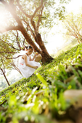 포토 JPG 주간 전신 외국인 나무 해외기획촬영 원피스 여자 행복 여유 어린이 날개 자연 놀이 요정 2014년태국 한명 들기 사람 앉기 소녀 잔디 야외 옆모습 10대 햇빛 바구니 숲속 즐거움 소꿉놀이 날개옷 여자만 여자한명만 소녀만 줍기 국내포토 자연요소 식물 1 옷 감정 뷰포인트 모션 청소년 인종 태양 숲 생태계 어린이만 파일형식