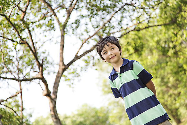 포토 JPG 주간 외국인 나무 해외기획촬영 공원 남자 여유 어린이 자연 2014년태국 한명 서기 미소 사람 소년 상반신 야외 앞모습 10대 야외활동 즐거움 뒷짐 남자만 남자한명만 십대만 십대남자만 십대남자한명만 국내포토 자연요소 식물 1 공공시설 감정 뷰포인트 모션 청소년 표정 인종 생태계 파일형식