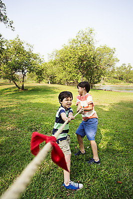 포토 JPG 주간 전신 외국인 나무 해외기획촬영 공원 남자 여유 어린이 밧줄 자연 놀이 2014년태국 서기 사람 소년 야외 두명 앞모습 10대 친구 야외활동 당기기 즐거움 줄다리기 남자만 소년만 국내포토 자연요소 식물 공공시설 감정 줄 뷰포인트 관계 모션 청소년 인종 생태계 어린이만 파일형식