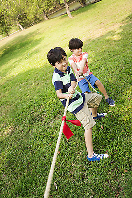 포토 JPG 주간 외국인 해외기획촬영 공원 남자 여유 어린이 밧줄 자연 2014년태국 서기 사람 소년 잔디 야외 두명 앞모습 10대 친구 야외활동 당기기 즐거움 줄다리기 남자만 소년만 국내포토 자연요소 식물 공공시설 감정 줄 뷰포인트 관계 모션 청소년 놀이 인종 생태계 어린이만 파일형식