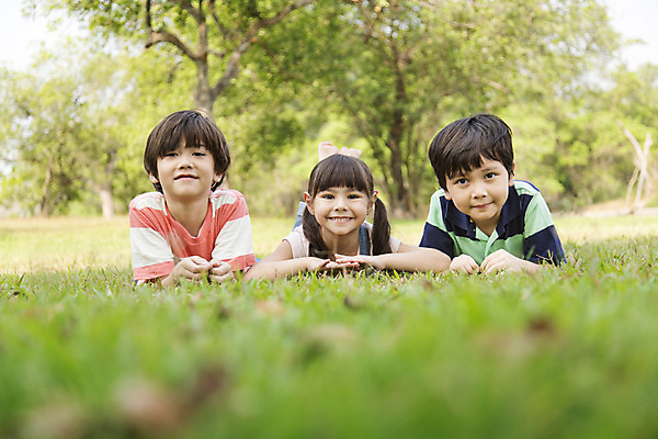 포토 JPG 주간 외국인 나무 해외기획촬영 공원 여자 남자 여유 어린이 엎드리기 자연 2014년태국 미소 사람 소녀 소년 잔디 야외 앞모습 10대 세명 친구 야외활동 즐거움 십대만 국내포토 자연요소 식물 공공시설 감정 뷰포인트 관계 모션 청소년 표정 인종 생태계 파일형식