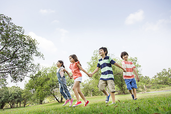 포토 JPG 주간 전신 외국인 나무 해외기획촬영 공원 여자 남자 여유 어린이 자연 2014년태국 미소 사람 잔디 여러명 야외 옆모습 10대 친구 야외활동 걷기 손잡기 즐거움 십대만 국내포토 자연요소 식물 공공시설 감정 뷰포인트 다수 관계 모션 청소년 표정 인종 생태계 파일형식