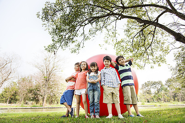 포토 JPG 주간 전신 외국인 나무 해외기획촬영 공원 여자 남자 여유 어린이 자연 2014년태국 서기 미소 사람 소녀 소년 잔디 여러명 야외 앞모습 10대 친구 야외활동 즐거움 공놀이 십대만 국내포토 자연요소 식물 공공시설 감정 뷰포인트 다수 공 관계 모션 청소년 놀이 표정 인종 생태계 파일형식