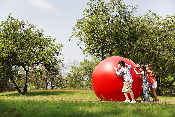 포토 JPG 주간 전신 외국인 나무 해외기획촬영 공원 여자 남자 여유 어린이 자연 2014년태국 서기 사람 소녀 소년 잔디 여러명 야외 옆모습 10대 친구 야외활동 즐거움 공놀이 공굴리기 십대만 국내포토 자연요소 식물 공공시설 감정 뷰포인트 다수 공 관계 모션 청소년 놀이 인종 생태계 굴리기 파일형식