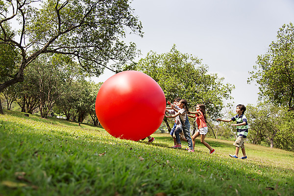 포토 JPG 주간 전신 외국인 나무 해외기획촬영 공원 여자 남자 여유 어린이 자연 놀이 2014년태국 사람 소녀 소년 잔디 여러명 야외 옆모습 10대 친구 달리기 야외활동 즐거움 공놀이 공굴리기 십대만 국내포토 자연요소 식물 공공시설 감정 뷰포인트 다수 공 관계 모션 청소년 인종 생태계 굴리기 파일형식