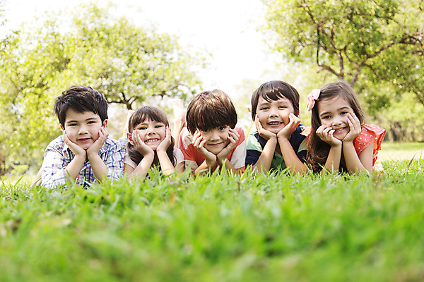 포토 JPG 주간 외국인 나무 해외기획촬영 공원 여자 남자 여유 어린이 엎드리기 자연 2014년태국 미소 사람 소녀 소년 잔디 여러명 상반신 야외 앞모습 10대 친구 야외활동 턱괴기 즐거움 십대만 국내포토 자연요소 식물 공공시설 감정 뷰포인트 다수 관계 모션 청소년 표정 인종 생태계 파일형식