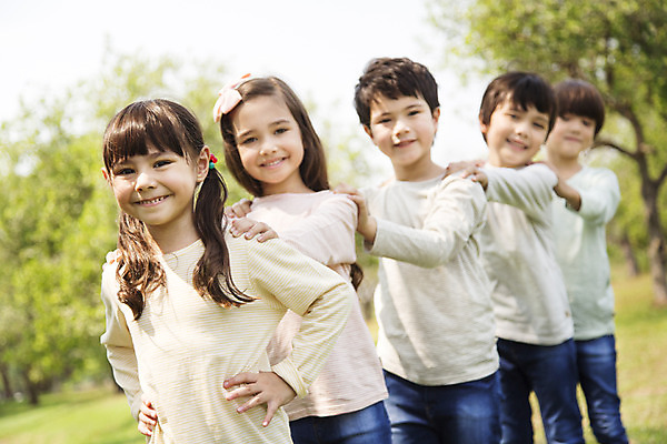 포토 JPG 주간 외국인 해외기획촬영 공원 여자 남자 여유 어린이 허리손 자연 놀이 2014년태국 서기 미소 사람 소녀 소년 여러명 상반신 야외 앞모습 10대 친구 야외활동 손들기 즐거움 기차놀이 십대만 국내포토 자연요소 공공시설 감정 뷰포인트 포즈 다수 관계 모션 청소년 표정 인종 생태계 파일형식