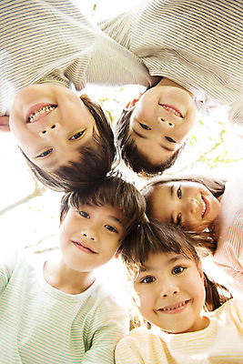 포토 JPG 주간 외국인 해외기획촬영 공원 여자 남자 여유 어린이 로우앵글 자연 어깨동무 2014년태국 서기 미소 사람 소녀 소년 여러명 상반신 야외 앞모습 10대 친구 즐거움 십대만 내려보기 국내포토 자연요소 공공시설 감정 뷰포인트 포즈 다수 관계 모션 청소년 표정 인종 생태계 파일형식