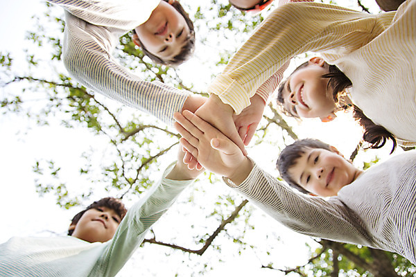 포토 JPG 주간 외국인 나무 해외기획촬영 공원 여자 남자 여유 어린이 로우앵글 자연 2014년태국 서기 미소 사람 소녀 소년 여러명 상반신 야외 앞모습 10대 친구 야외활동 즐거움 손모으기 십대만 내려보기 국내포토 자연요소 식물 공공시설 감정 뷰포인트 다수 관계 모션 청소년 표정 인종 손짓 생태계 파일형식