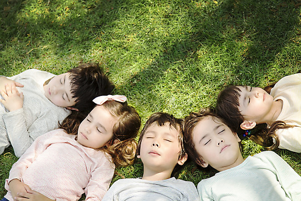 포토 JPG 주간 외국인 해외기획촬영 공원 여자 남자 여유 어린이 자연 휴식 2014년태국 사람 소녀 소년 잔디 여러명 상반신 야외 앞모습 10대 눕기 야외활동 눈감음 편안함 즐거움 십대만 국내포토 자연요소 식물 공공시설 감정 뷰포인트 다수 컨셉 모션 청소년 인종 감각 생태계 파일형식