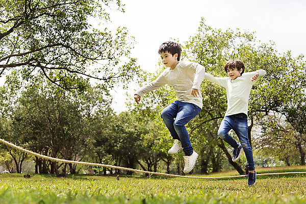 포토 JPG 주간 전신 외국인 나무 해외기획촬영 공원 남자 여유 어린이 밧줄 자연 2014년태국 사람 소년 잔디 야외 두명 앞모습 10대 친구 달리기 야외활동 즐거움 줄넘기 단체줄넘기 남자만 소년만 국내포토 자연요소 식물 공공시설 감정 줄 뷰포인트 관계 모션 청소년 인종 운동 생태계 어린이만 파일형식
