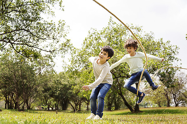 포토 JPG 주간 전신 외국인 나무 해외기획촬영 공원 남자 여유 어린이 자연 2014년태국 사람 소년 잔디 야외 두명 앞모습 10대 친구 달리기 야외활동 즐거움 줄넘기 단체줄넘기 남자만 소년만 국내포토 자연요소 식물 공공시설 감정 뷰포인트 관계 모션 청소년 인종 운동 생태계 어린이만 파일형식