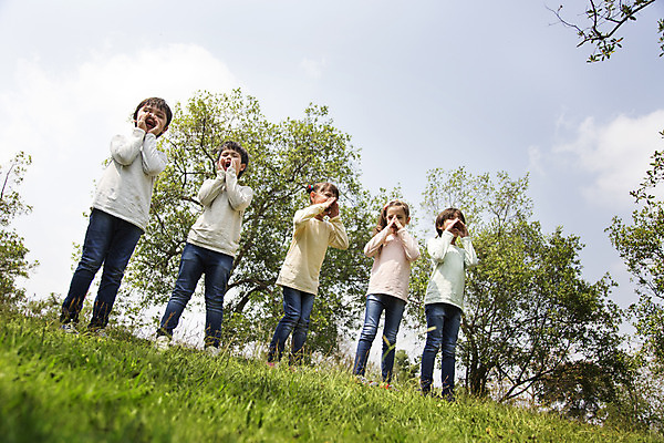 포토 JPG 주간 전신 외국인 나무 해외기획촬영 공원 여자 남자 여유 어린이 자연 2014년태국 서기 사람 손짓 소녀 소년 잔디 여러명 야외 앞모습 10대 친구 야외활동 외침 즐거움 십대만 국내포토 자연요소 식물 공공시설 감정 뷰포인트 다수 관계 모션 청소년 인종 소리 생태계 파일형식