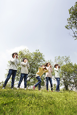 포토 JPG 주간 전신 외국인 나무 해외기획촬영 공원 여자 남자 여유 어린이 자연 2014년태국 서기 사람 손짓 소녀 소년 잔디 여러명 야외 앞모습 10대 친구 야외활동 외침 즐거움 십대만 국내포토 자연요소 식물 공공시설 감정 뷰포인트 다수 관계 모션 청소년 인종 소리 생태계 파일형식
