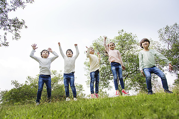 포토 JPG 주간 전신 외국인 나무 해외기획촬영 공원 여자 남자 여유 어린이 자연 2014년태국 사람 소녀 소년 잔디 여러명 야외 앞모습 10대 친구 달리기 야외활동 점프 즐거움 십대만 국내포토 자연요소 식물 공공시설 감정 뷰포인트 다수 관계 모션 청소년 인종 생태계 파일형식