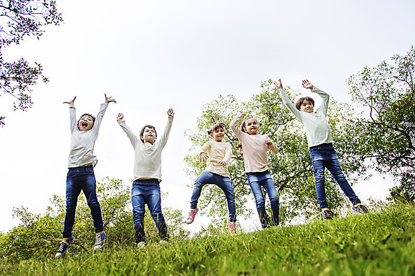 포토 JPG 주간 전신 외국인 나무 해외기획촬영 공원 여자 남자 여유 어린이 자연 2014년태국 사람 손짓 소녀 소년 잔디 여러명 야외 앞모습 10대 친구 달리기 야외활동 점프 즐거움 손뻗기 십대만 국내포토 자연요소 식물 공공시설 감정 뷰포인트 다수 관계 모션 청소년 인종 생태계 파일형식