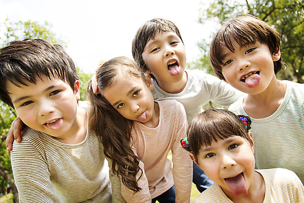 포토 JPG 주간 외국인 해외기획촬영 공원 여자 남자 여유 어린이 자연 2014년태국 서기 사람 소녀 소년 여러명 상반신 야외 앞모습 10대 친구 야외활동 즐거움 메롱 십대만 국내포토 자연요소 공공시설 감정 뷰포인트 다수 관계 모션 청소년 인종 생태계 파일형식