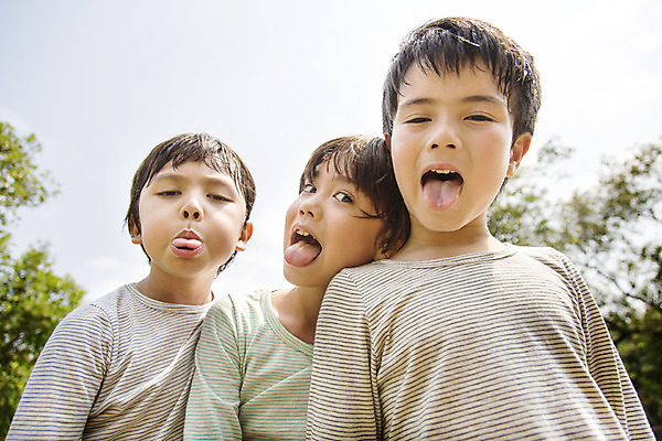 포토 JPG 주간 외국인 해외기획촬영 공원 남자 여유 어린이 자연 2014년태국 서기 사람 소년 상반신 야외 앞모습 10대 세명 친구 야외활동 즐거움 메롱 남자만 소년만 국내포토 자연요소 공공시설 감정 뷰포인트 관계 모션 청소년 인종 생태계 어린이만 파일형식