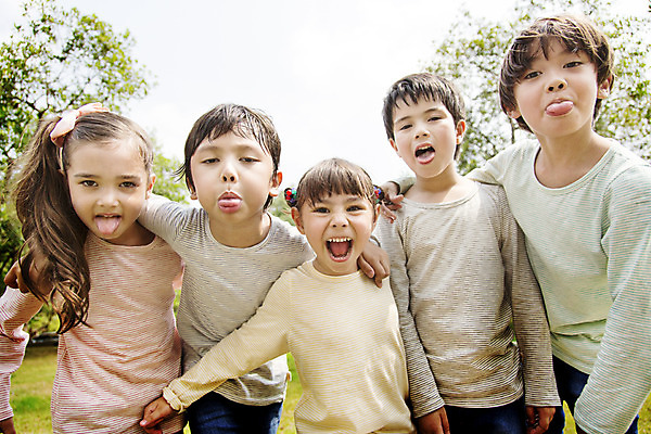 포토 JPG 주간 외국인 나무 해외기획촬영 공원 여자 남자 여유 어린이 자연 어깨동무 2014년태국 서기 사람 소녀 소년 여러명 상반신 야외 앞모습 10대 친구 야외활동 즐거움 메롱 십대만 국내포토 자연요소 식물 공공시설 감정 뷰포인트 포즈 다수 관계 모션 청소년 인종 생태계 파일형식