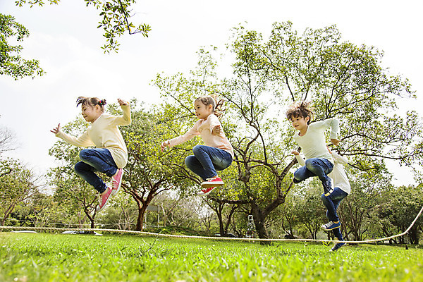 포토 JPG 주간 전신 외국인 나무 해외기획촬영 공원 여자 남자 여유 어린이 자연 2014년태국 사람 소녀 소년 잔디 여러명 야외 옆모습 10대 친구 달리기 야외활동 즐거움 줄넘기 단체줄넘기 십대만 국내포토 자연요소 식물 공공시설 감정 뷰포인트 다수 관계 모션 청소년 인종 운동 생태계 파일형식