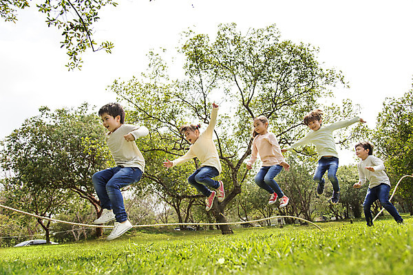 포토 JPG 주간 전신 외국인 나무 해외기획촬영 공원 여자 남자 여유 어린이 자연 2014년태국 사람 소녀 소년 잔디 여러명 야외 옆모습 10대 친구 달리기 야외활동 즐거움 줄넘기 단체줄넘기 십대만 국내포토 자연요소 식물 공공시설 감정 뷰포인트 다수 관계 모션 청소년 인종 운동 생태계 파일형식