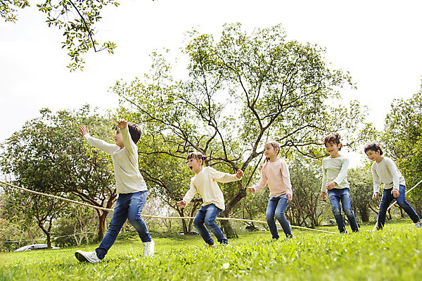 포토 JPG 주간 전신 외국인 나무 해외기획촬영 공원 여자 남자 여유 어린이 자연 2014년태국 사람 소녀 소년 잔디 여러명 야외 옆모습 10대 친구 달리기 야외활동 즐거움 줄넘기 단체줄넘기 십대만 국내포토 자연요소 식물 공공시설 감정 뷰포인트 다수 관계 모션 청소년 인종 운동 생태계 파일형식