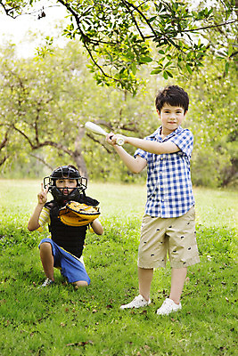 포토 JPG 주간 전신 외국인 나무 해외기획촬영 공원 남자 여유 어린이 자연 2014년태국 서기 들기 사람 앉기 소년 잔디 야외 두명 10대 친구 야외활동 야구 야구방망이 글러브 야구글러브 심판 즐거움 남자만 소년만 국내포토 자연요소 식물 공공시설 감정 스포츠용품 장갑 관계 모션 청소년 인종 구기 야구용품 생태계 어린이만 파일형식