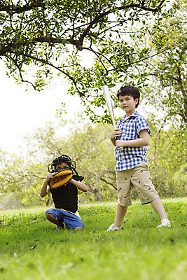 포토 JPG 주간 전신 외국인 해외기획촬영 공원 남자 여유 어린이 자연 2014년태국 서기 들기 사람 앉기 소년 잔디 야외 두명 앞모습 옆모습 10대 친구 야외활동 야구 야구방망이 글러브 야구글러브 심판 즐거움 남자만 소년만 국내포토 자연요소 식물 공공시설 감정 스포츠용품 뷰포인트 장갑 관계 모션 청소년 인종 구기 야구용품 생태계 어린이만 파일형식
