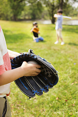 포토 JPG 주간 전신 외국인 해외기획촬영 공원 남자 여유 어린이 자연 2014년태국 서기 사람 소년 잔디 상반신 야외 옆모습 10대 세명 야외활동 야구 글러브 야구글러브 즐거움 야구공 남자만 소년만 국내포토 자연요소 식물 공공시설 감정 스포츠용품 뷰포인트 장갑 공 모션 청소년 인종 구기 야구용품 생태계 어린이만 파일형식