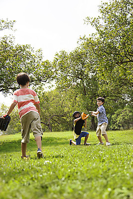 포토 JPG 주간 전신 외국인 나무 해외기획촬영 공원 남자 여유 어린이 자연 2014년태국 서기 사람 소년 잔디 야외 앞모습 뒷모습 10대 세명 친구 야외활동 야구 야구방망이 글러브 야구글러브 던지기 심판 즐거움 야구공 남자만 소년만 국내포토 자연요소 식물 공공시설 감정 스포츠용품 뷰포인트 장갑 공 관계 모션 청소년 인종 구기 야구용품 생태계 어린이만 파일형식