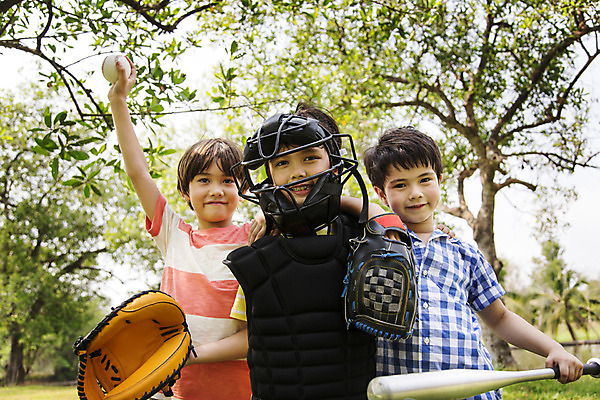 포토 JPG 주간 외국인 나무 해외기획촬영 공원 남자 여유 어린이 자연 2014년태국 서기 사람 소년 상반신 야외 앞모습 10대 세명 친구 야외활동 야구 야구방망이 글러브 야구글러브 심판 즐거움 야구공 남자만 소년만 국내포토 자연요소 식물 공공시설 감정 스포츠용품 뷰포인트 장갑 공 관계 모션 청소년 인종 구기 야구용품 생태계 어린이만 파일형식