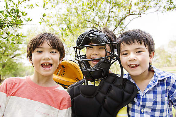 포토 JPG 주간 외국인 해외기획촬영 공원 남자 여유 어린이 자연 2014년태국 서기 미소 사람 소년 상반신 야외 앞모습 10대 세명 친구 야외활동 야구 글러브 야구글러브 심판 즐거움 남자만 소년만 국내포토 자연요소 공공시설 감정 스포츠용품 뷰포인트 장갑 관계 모션 청소년 표정 인종 구기 생태계 어린이만 파일형식
