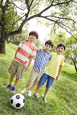 포토 JPG 주간 전신 외국인 나무 해외기획촬영 공원 남자 여유 어린이 축구공 자연 어깨동무 2014년태국 서기 미소 사람 소년 잔디 야외 앞모습 10대 세명 야외활동 축구 즐거움 남자만 소년만 국내포토 자연요소 식물 공공시설 감정 뷰포인트 포즈 공 축구용품 모션 청소년 표정 인종 구기 생태계 어린이만 파일형식