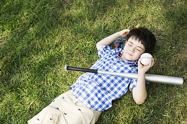 포토 JPG 주간 외국인 해외기획촬영 공원 남자 여유 어린이 자연 2014년태국 한명 들기 사람 소년 잔디 상반신 야외 앞모습 10대 눕기 야외활동 눈감음 야구 야구방망이 잠 그늘 즐거움 야구공 남자만 남자한명만 십대만 십대남자만 십대남자한명만 국내포토 자연요소 식물 1 공공시설 감정 뷰포인트 공 모션 청소년 인종 구기 야구용품 생태계 파일형식