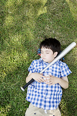 포토 JPG 주간 외국인 해외기획촬영 공원 남자 여유 어린이 자연 2014년태국 한명 들기 사람 소년 잔디 상반신 야외 앞모습 10대 눕기 야외활동 눈감음 야구 야구방망이 잠 그늘 즐거움 야구공 남자만 남자한명만 십대만 십대남자만 십대남자한명만 국내포토 자연요소 식물 1 공공시설 감정 뷰포인트 공 모션 청소년 인종 구기 야구용품 생태계 파일형식