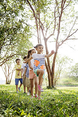 포토 JPG 주간 전신 외국인 나무 해외기획촬영 공원 여자 남자 여유 어린이 자연 놀이 2014년태국 미소 사람 소녀 소년 잔디 여러명 야외 앞모습 10대 친구 햇빛 야외활동 걷기 즐거움 기차놀이 십대만 국내포토 자연요소 식물 공공시설 감정 뷰포인트 다수 관계 모션 청소년 표정 인종 태양 생태계 파일형식