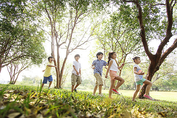 포토 JPG 주간 전신 외국인 나무 해외기획촬영 공원 여자 남자 여유 어린이 자연 2014년태국 사람 소녀 소년 잔디 여러명 야외 옆모습 10대 친구 햇빛 야외활동 걷기 즐거움 기차놀이 십대만 국내포토 자연요소 식물 공공시설 감정 뷰포인트 다수 관계 모션 청소년 놀이 인종 태양 생태계 파일형식