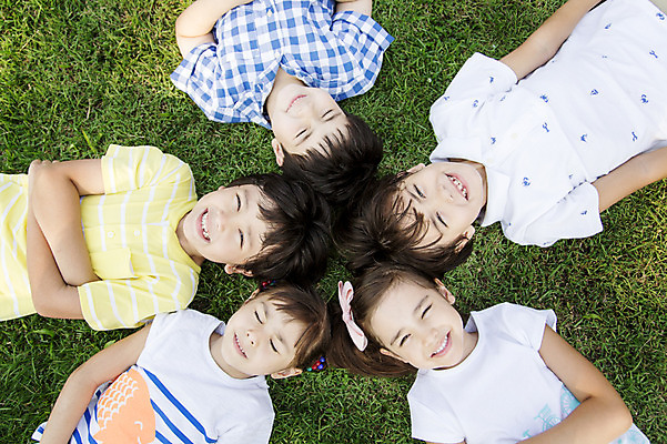 포토 JPG 주간 외국인 해외기획촬영 공원 여자 남자 여유 어린이 자연 2014년태국 미소 사람 소녀 소년 잔디 여러명 상반신 야외 앞모습 10대 친구 눕기 야외활동 원형 즐거움 십대만 국내포토 자연요소 도형 식물 공공시설 감정 뷰포인트 다수 관계 모션 청소년 표정 인종 생태계 파일형식