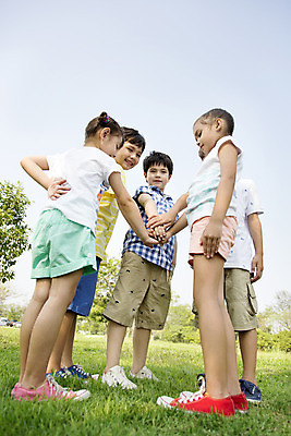 포토 JPG 주간 전신 외국인 해외기획촬영 공원 여자 남자 여유 어린이 자연 2014년태국 서기 미소 사람 손짓 소녀 소년 잔디 여러명 야외 옆모습 10대 친구 야외활동 즐거움 손모으기 십대만 국내포토 자연요소 식물 공공시설 감정 뷰포인트 다수 관계 모션 청소년 표정 인종 생태계 파일형식