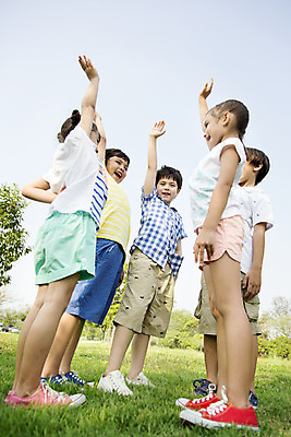 포토 JPG 주간 전신 외국인 해외기획촬영 공원 여자 남자 여유 어린이 자연 2014년태국 서기 미소 사람 손짓 소녀 소년 잔디 여러명 야외 옆모습 10대 친구 야외활동 파이팅 즐거움 손뻗기 십대만 국내포토 자연요소 식물 공공시설 감정 뷰포인트 다수 관계 모션 청소년 표정 인종 생태계 파일형식