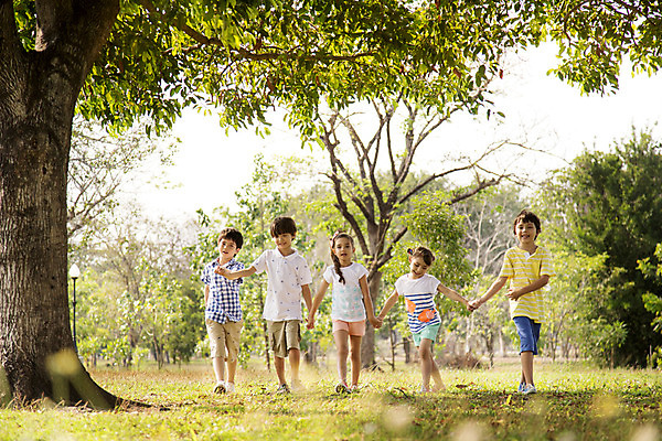 포토 JPG 주간 전신 외국인 나무 해외기획촬영 공원 여자 남자 여유 어린이 자연 2014년태국 미소 사람 소녀 소년 잔디 여러명 야외 앞모습 10대 친구 야외활동 걷기 손잡기 즐거움 십대만 국내포토 자연요소 식물 공공시설 감정 뷰포인트 다수 관계 모션 청소년 표정 인종 생태계 파일형식