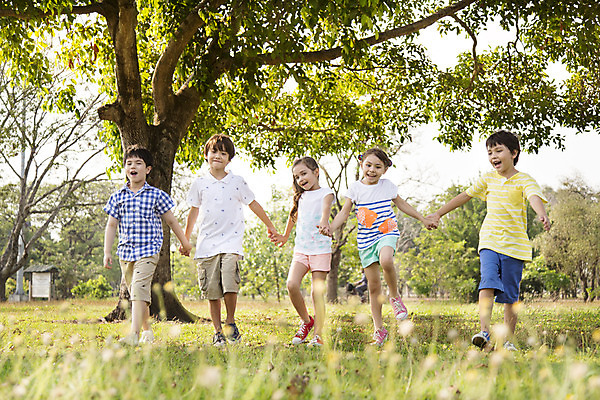 포토 JPG 주간 외국인 나무 해외기획촬영 공원 여자 남자 여유 어린이 자연 2014년태국 미소 사람 소녀 소년 잔디 여러명 야외 앞모습 10대 친구 야외활동 걷기 손잡기 즐거움 십대만 국내포토 자연요소 식물 공공시설 감정 뷰포인트 다수 관계 모션 청소년 표정 인종 생태계 파일형식