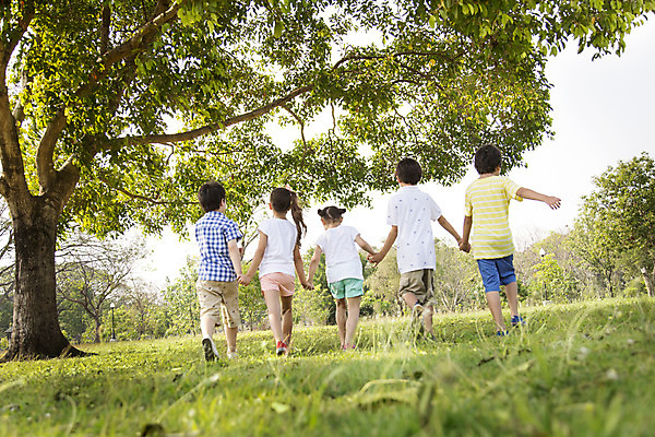포토 JPG 주간 전신 외국인 나무 해외기획촬영 여자 남자 여유 어린이 자연 2014년태국 사람 소녀 소년 잔디 여러명 야외 뒷모습 10대 친구 야외활동 걷기 손잡기 숲속 즐거움 십대만 국내포토 자연요소 식물 감정 뷰포인트 다수 관계 모션 청소년 인종 숲 생태계 파일형식