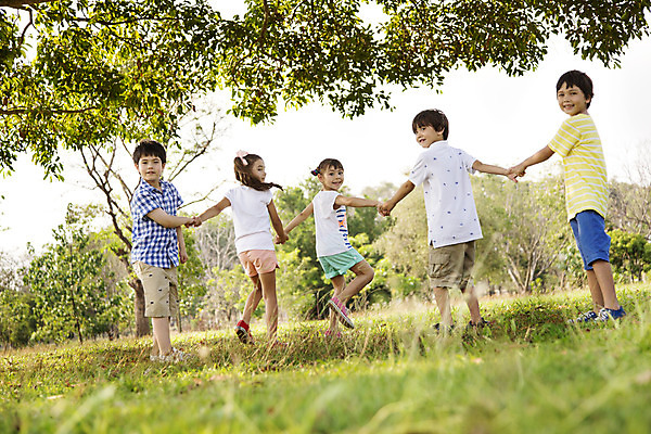 포토 JPG 주간 전신 외국인 나무 해외기획촬영 여자 남자 여유 어린이 자연 2014년태국 사람 소녀 소년 잔디 여러명 야외 뒷모습 10대 친구 야외활동 걷기 손잡기 뒤돌아보기 숲속 즐거움 십대만 국내포토 자연요소 식물 감정 뷰포인트 다수 관계 모션 청소년 인종 숲 생태계 파일형식